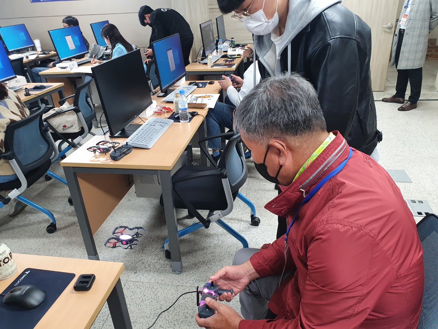 도민드론체험 실내1.jpg