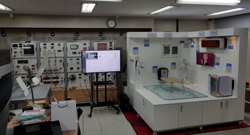 스마트그리드&홈네트워크장비 사진1 자르기.jpg